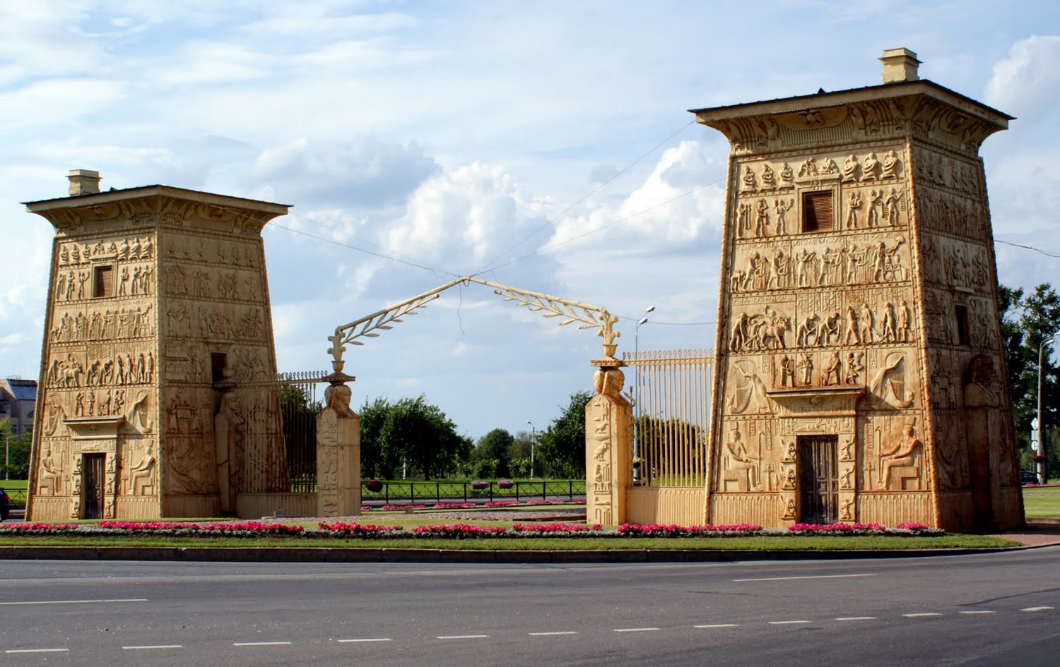 https://back.b.devtwin.multikey.studio/media/place/-egyptian_gates_2.jpg