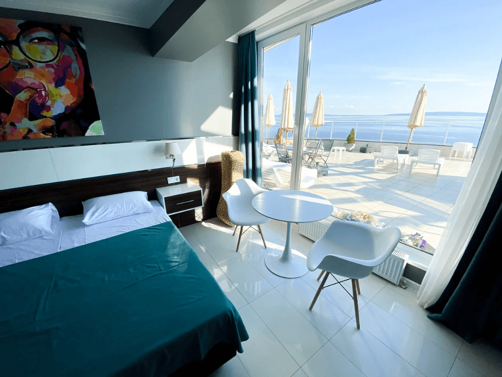 https://back.b.devtwin.multikey.studio/media/place/beach-resort-Screenshot_217.png