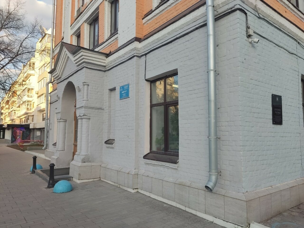 https://back.b.devtwin.multikey.studio/media/place/none-XXXL_1_0ncNN5r.jpg