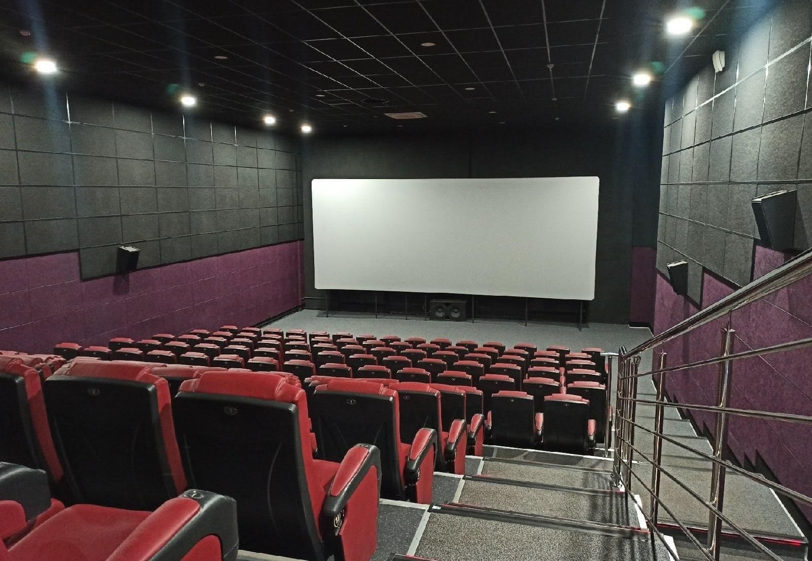 https://back.b.devtwin.multikey.studio/media/place/q-cinema-AAbUdBv_r5Y.jpg